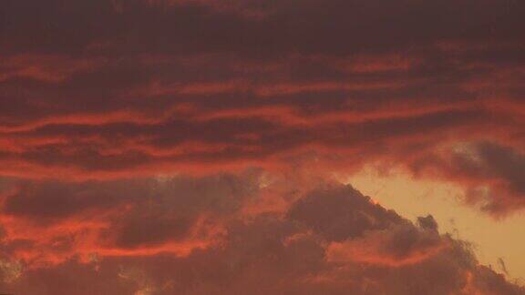 《日落时的橘色云彩》