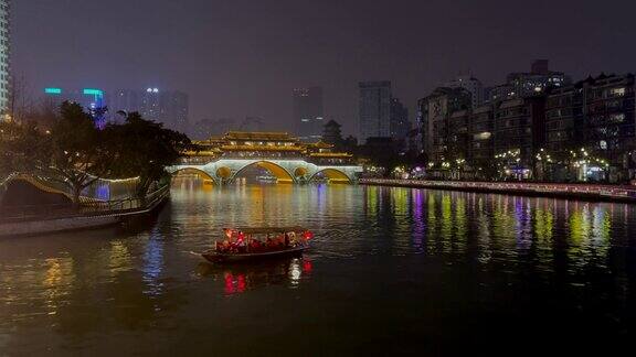 一个雨夜挂着红灯笼的小游船经过中国四川成都锦江上著名的安顺桥