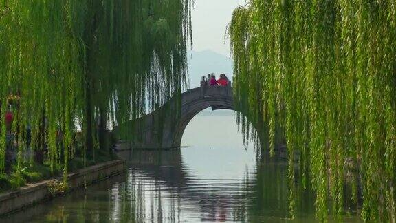 杭州城市阳光明媚的夏日著名的湖拥挤的桥全景时光流逝4k中国