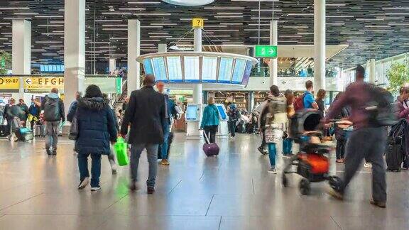 荷兰阿姆斯特丹高峰时间拥挤的通勤游客在阿姆斯特丹史基浦机场行走的长时间曝光