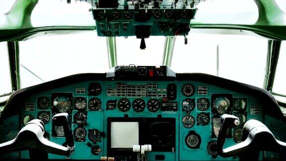 旧客机驾驶舱控制台4k