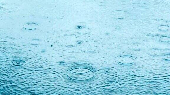 抽象的背景雨滴落在水面上