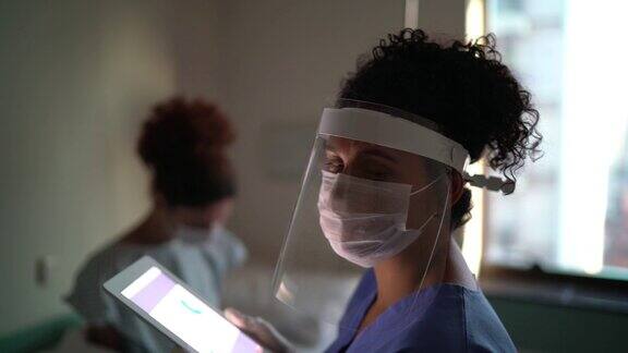 病房里戴着口罩的女医生肖像