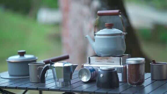 在野营煤气炉上煮咖啡用的水壶
