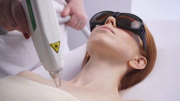 激光除皱护理在美容诊所的脸部和颈部的激光表面修复