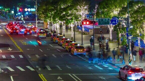 夜晚照亮台北市中心交通街道屋顶全景4k时间流逝台湾