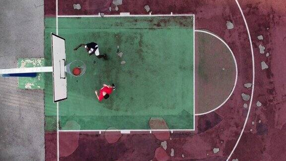 两个朋友在一起打篮球从空中看