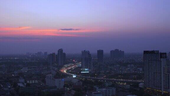 日落时分的城市景观广角