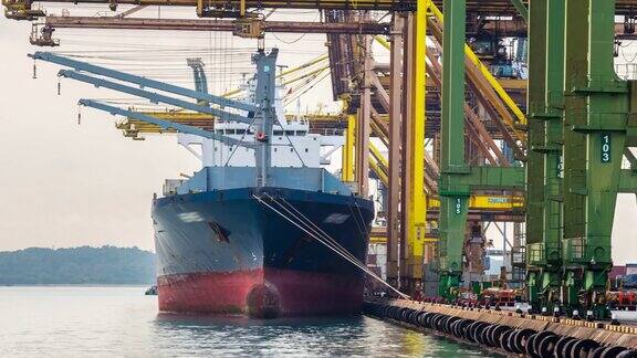延时拍摄:在新加坡船厂码头工作