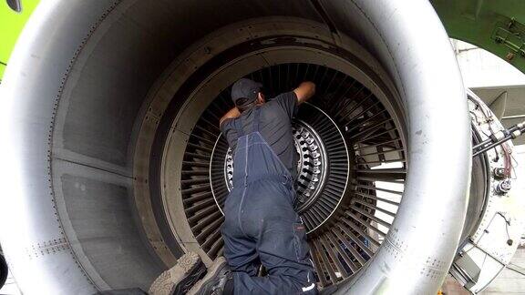 大师修理一架客机的引擎4k