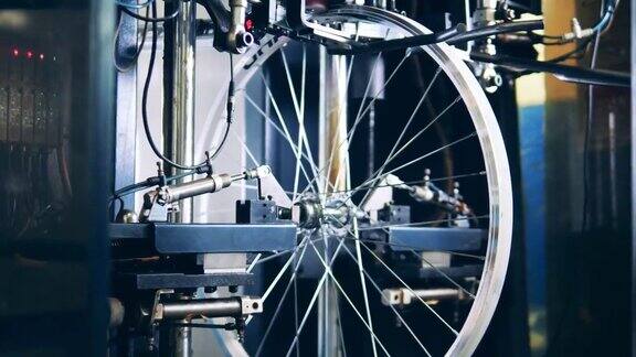 自行车厂的自行车车轮整形机