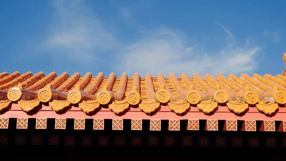 视野开阔以中国传统元素瓦片屋顶建筑为背景以蓝天为背景