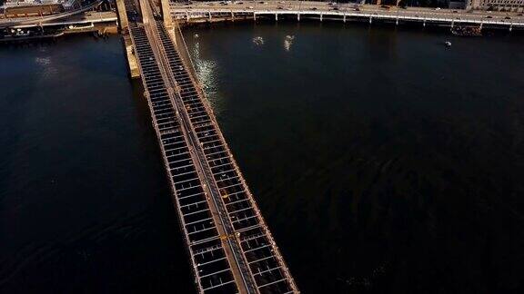 顶部鸟瞰布鲁克林大桥著名的景观在纽约美国观景交通道路及东河