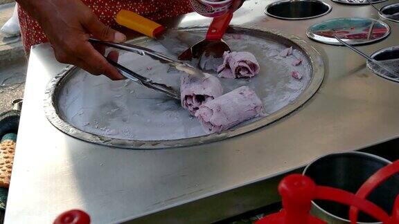 厨师们正在用平底锅制作冰淇淋平底锅上有冰块