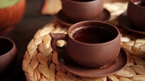 茶道亚洲传统茶具正宗茶具套装把茶从茶壶倒进茶杯的人竹托盘的生活方式健康平衡健康泡茶设备