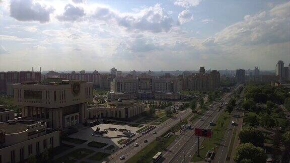 晴朗的一天莫斯科城著名大学综合交通街道航拍全景4k俄罗斯
