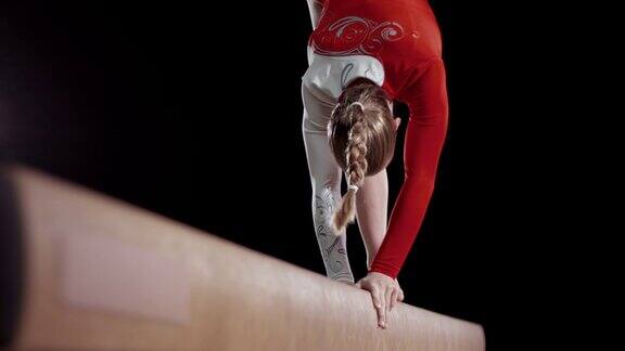 SLOMO女子体操运动员在做后空翻时的脚