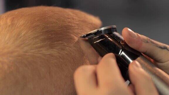 理发师为他的客户做头发边缘