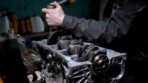 机械师在车库里修理发动机