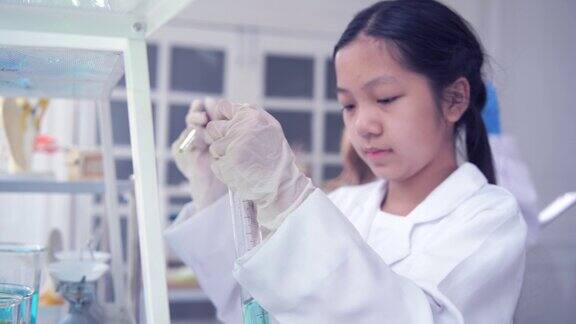 一名女子私立小学的STEM学生正在进行科学实验