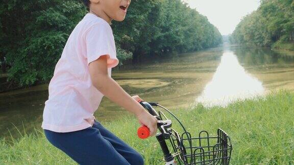 两个亚洲男孩在公园里愉快地骑着自行车