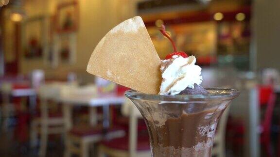咖啡厅里的巧克力圣代冰淇淋