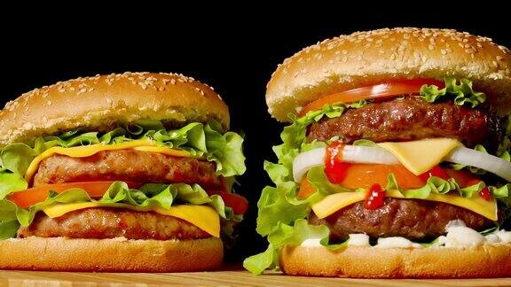 美国快餐多汁的美式汉堡两份牛排酱汁和欧格丽塔米在黑色背景本空间