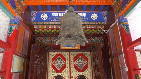 美丽的室内绘画藏传佛教寺院周围的大寺在中国青海