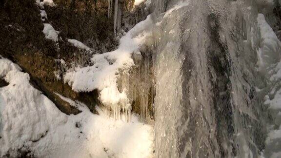 寒冷的冬天结冰的瀑布溪流