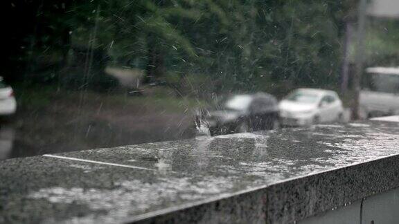 雨滴落在路边汽车在背景天气概念城市概念