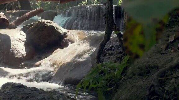 4K:美丽的JedSaoNoi瀑布