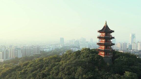 塔在山上有城市景观