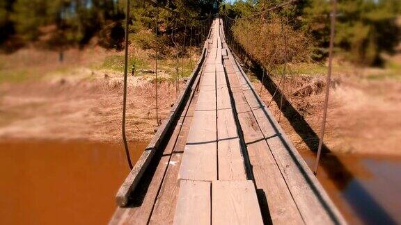人们正走在河上的一座悬空木桥上第一个人的观点