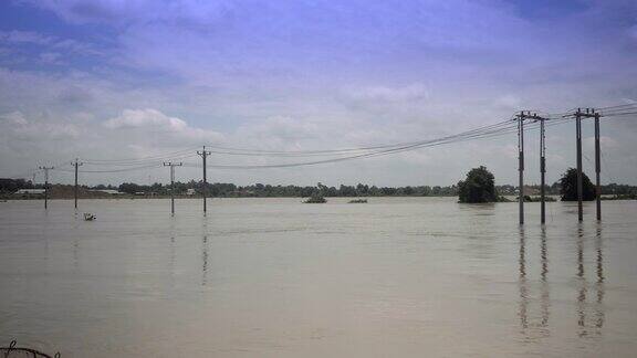洪水淹没了田地和周围的电线杆