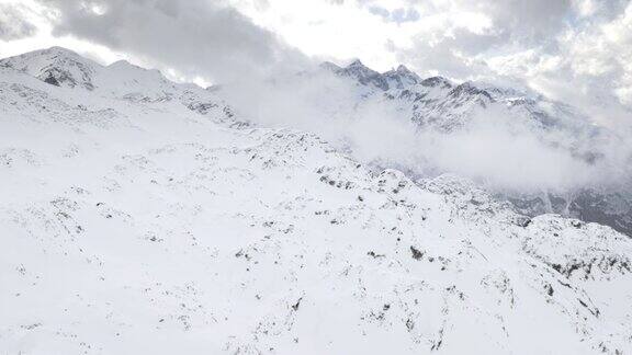 空中滑雪旅行者在山顶眺望远方