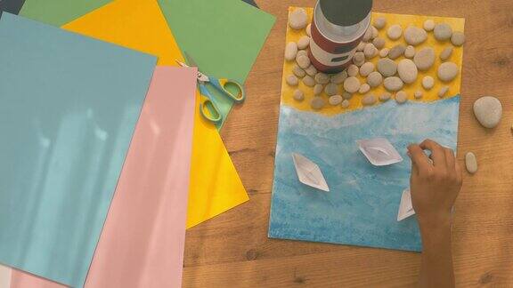 孩子们在家里为学校作业制作灯塔从上往下看木桌用彩色纸等用品