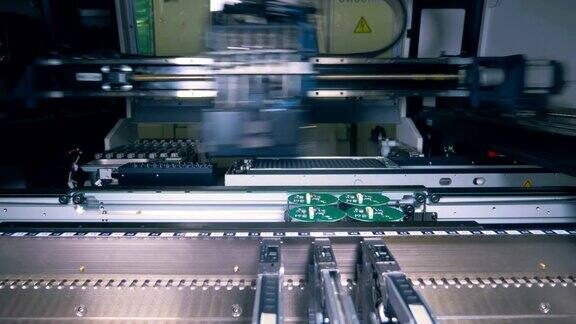 工厂的机器正在制造电子电路板