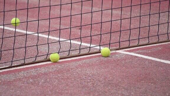 慢镜头在网球场上弹跳网球
