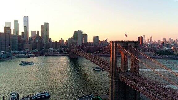 日落时分从布鲁克林高地到曼哈顿市中心和布鲁克林大桥的空中风景