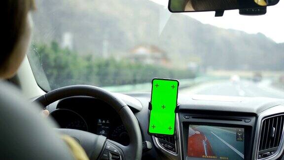 驾驶时使用绿色屏幕的智能手机