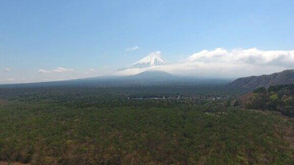 富士山从正二湖与蓝天日本富士航拍视频