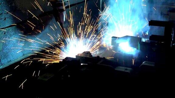 工业机器人在工厂中进行移动焊接