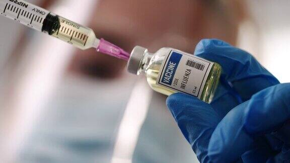 正在给病人注射疫苗