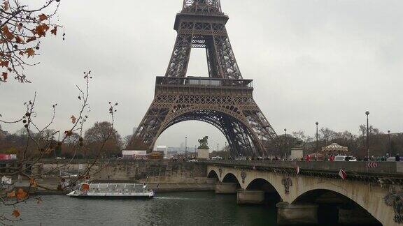 法国阴天巴黎著名的埃菲尔铁塔交通大桥水上交通全景4k