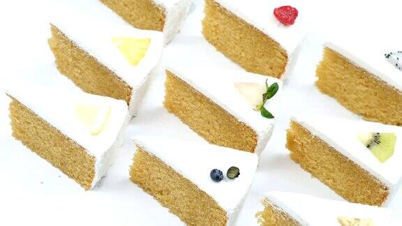 美味的奶油白色蛋糕白色背景上有水果