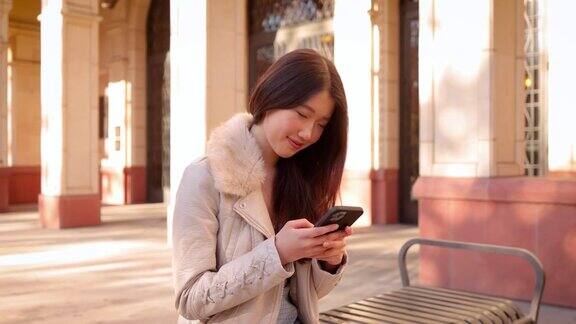 一名亚洲大学生查看她的社交媒体