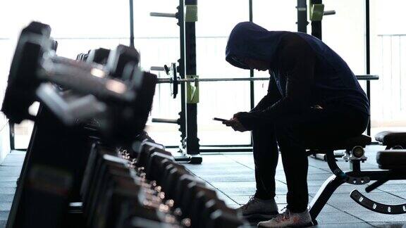 男人在健身房使用智能手机