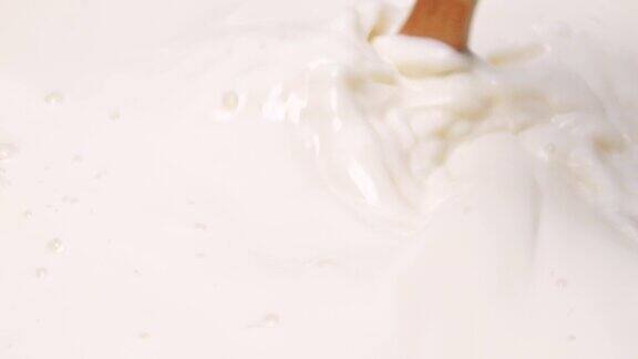 牛奶混合用木勺搅拌