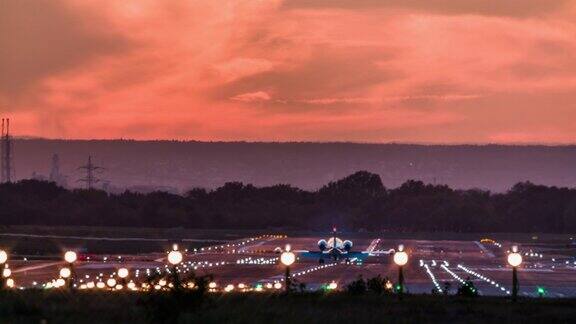 黄昏时分公务机降落在机场跑道上