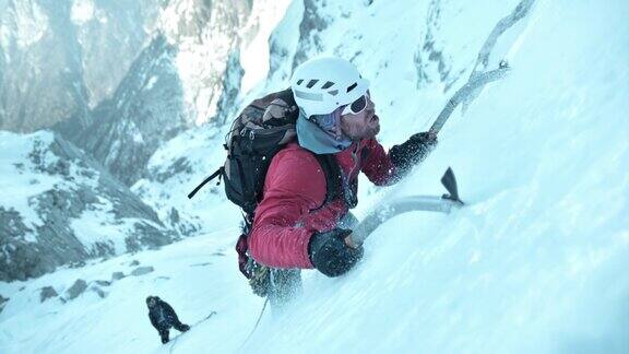 冬季登山者使用冰斧上山